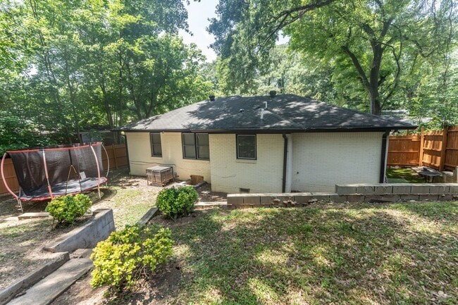 Photo - 1090 Indale Pl SW