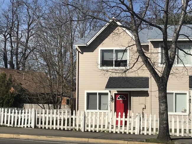 Building Photo - Two bedroom townhouse near Downtown!  Available Now
