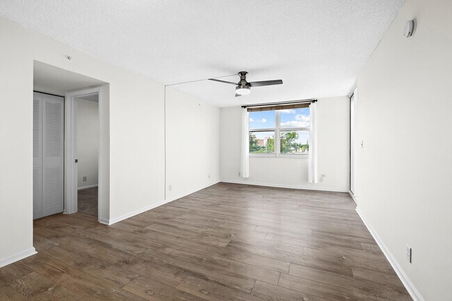 Photo - 1505 N Riverside Dr Unit 405