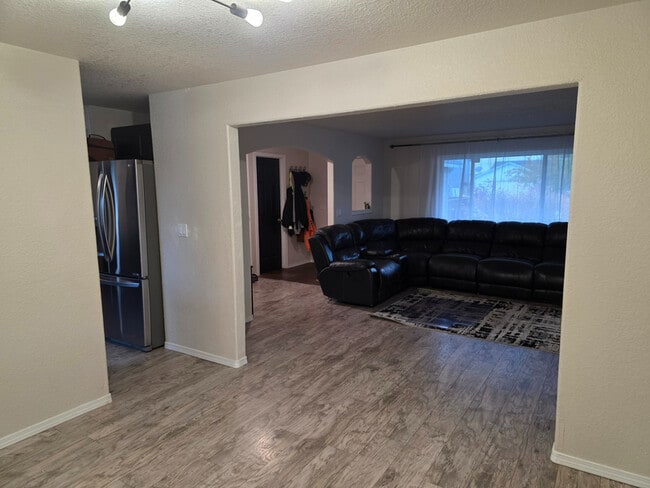 Photo - 725 NE Negus Pl