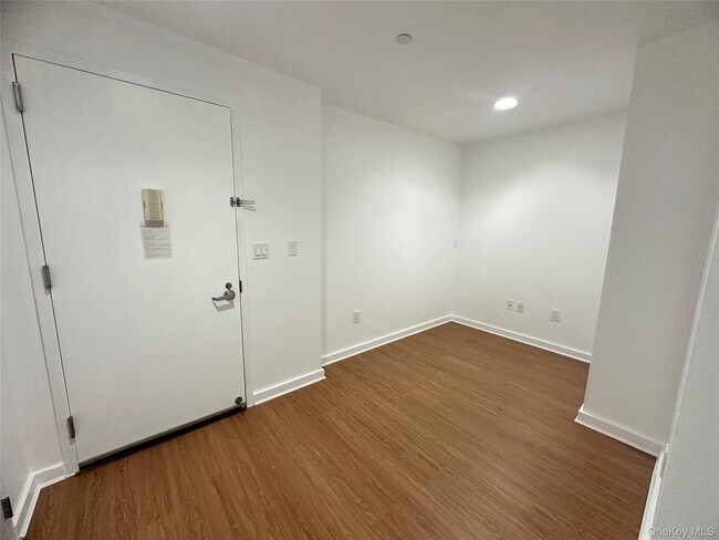 Photo - 40-26 College Point Blvd Unidad 8M