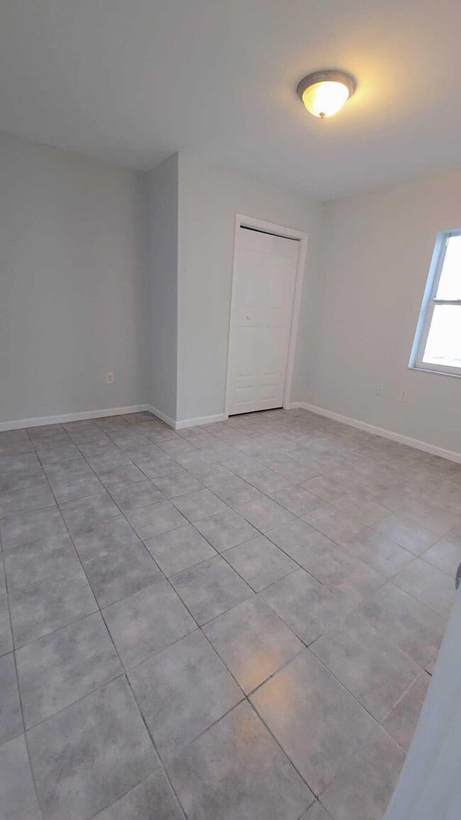 Building Photo - 621 NW 5th Ave Unit 3