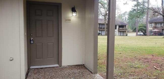 Building Photo - 15919 Golf Club Dr Unit 108