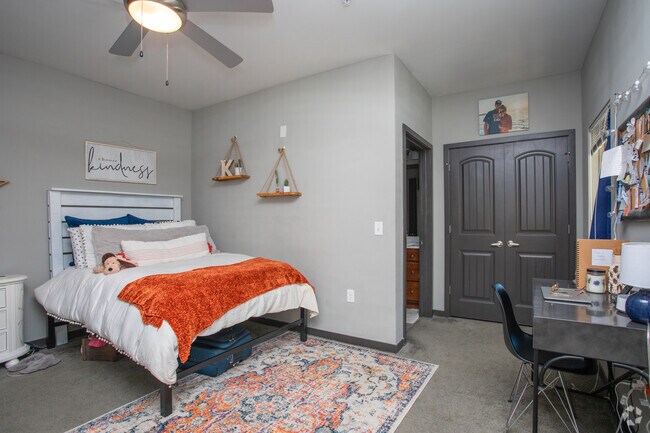 5BR, 5BA - 1617SF - Station on McIntosh Student Housing