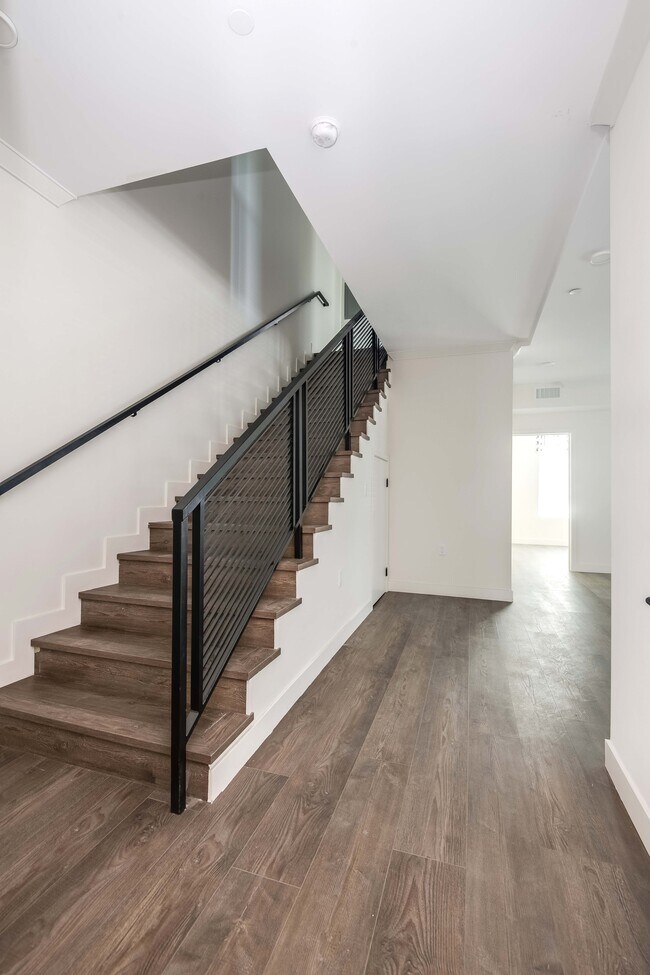 Photo - 6120 Woodman Ave