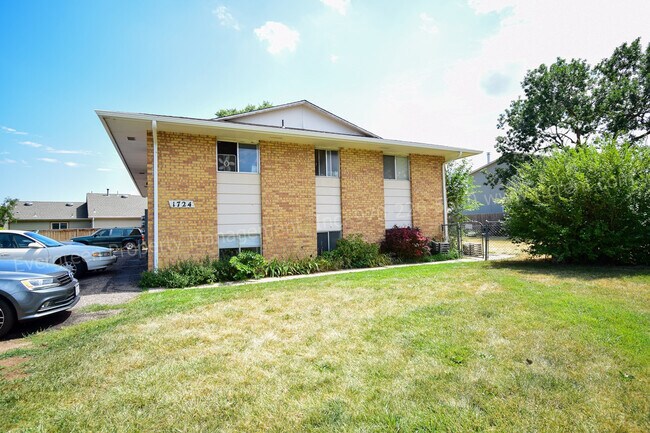 Building Photo - 1724 Larch St Unit #3