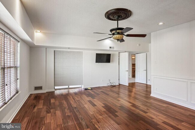 Photo - 6072 Main St