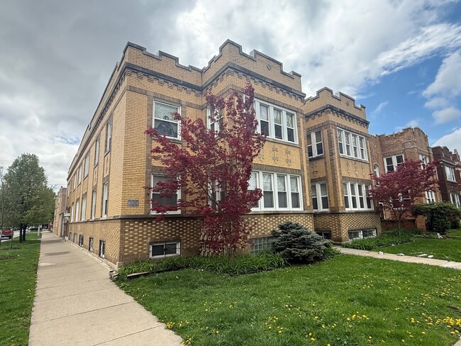 Building Photo - 4103 W Nelson St Unit 1