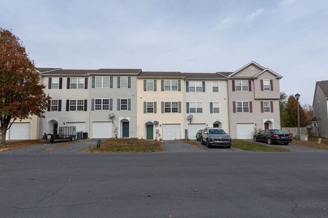 Photo - 3 Bed/2 Full,2 Half Bath Townhome in Martinsburg, WV