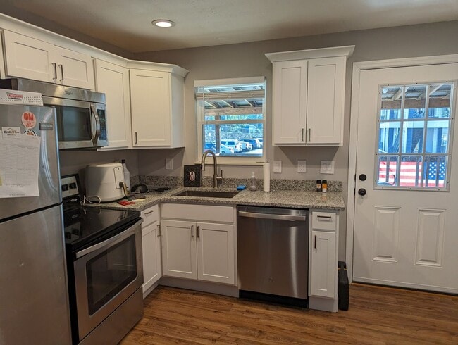 Building Photo - 3 Bedroom in Fort Sanders Duplex | Near UTK Rental
