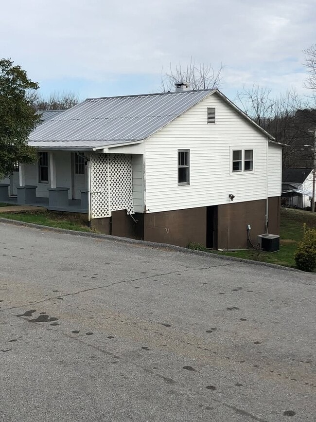 Building Photo - 111 Bayberry St