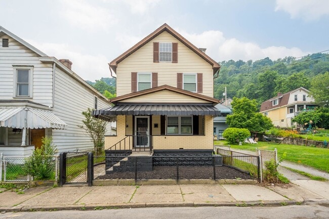 Photo - MOVE IN SPECIAL! SCORE HALF OFF 1ST MONTH'...