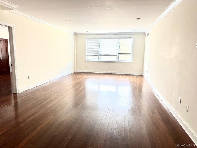 Photo - 171 Great Neck Rd