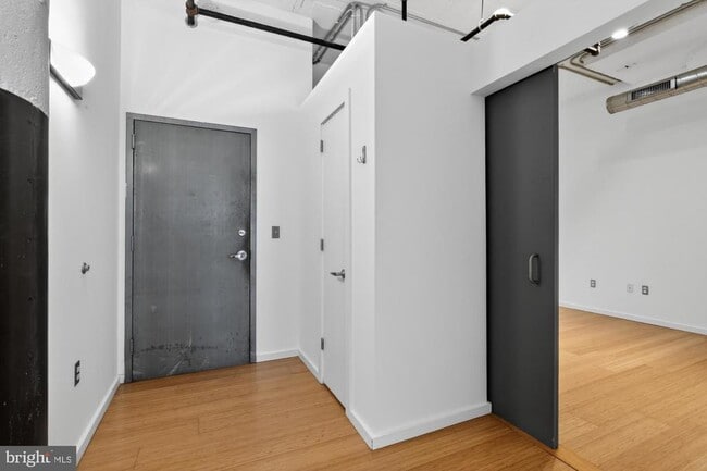 Building Photo - 1714 Memphis St Unit 113