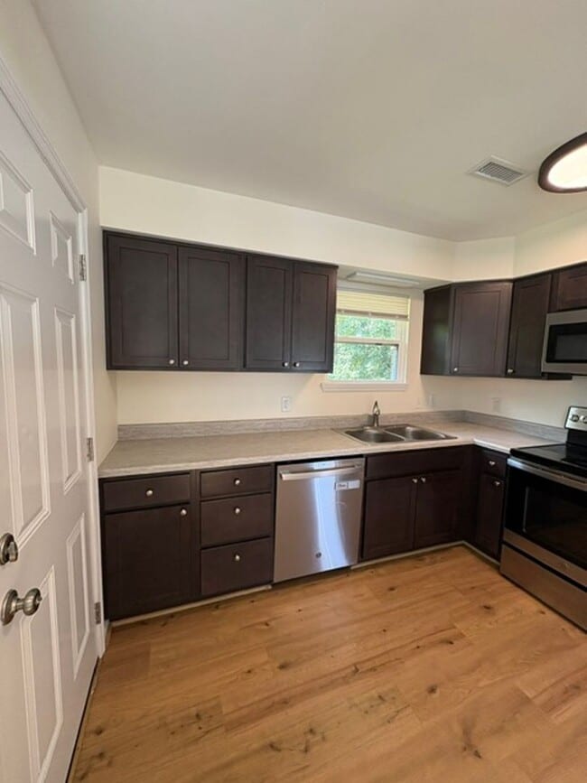 4995/4997 Eastview Terrace