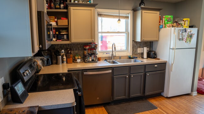 Cocina 1 - 5864 Quebec Ave N Unidad C- LL Bedroom 1 - Left