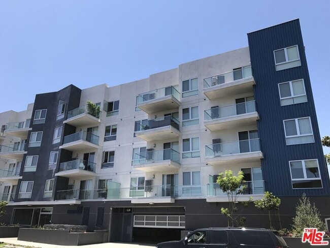 Building Photo - 105 S Mariposa Ave Unit 302