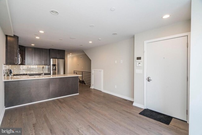 Building Photo - 1434 Clymer St Unit 1