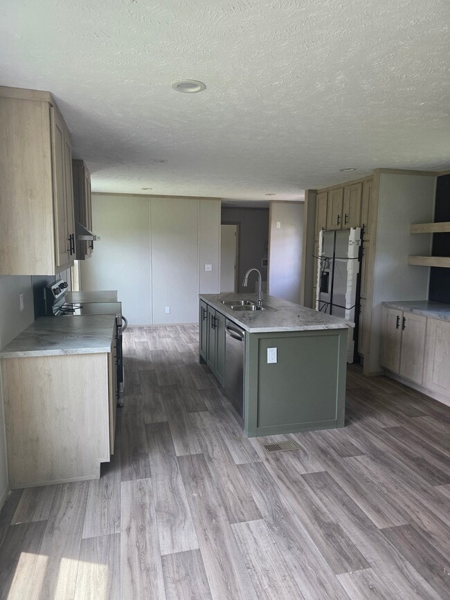 Building Photo - 611 Wright Ln