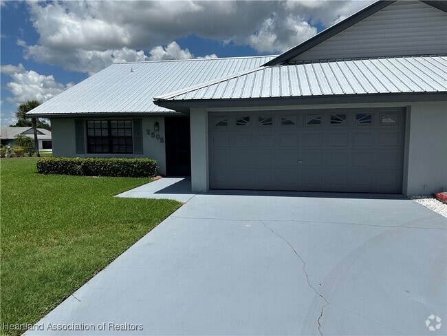 Building Photo - 2505 N Orangewood St Rental