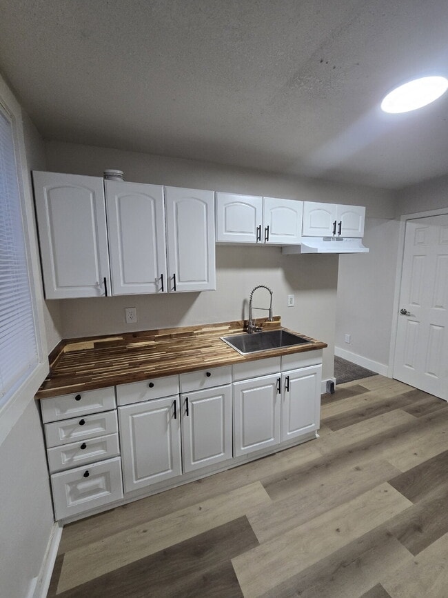 Building Photo - "Charming 1-Bed Haven with Off-Street Parking in Powell’s Prime Location!" Unit #8