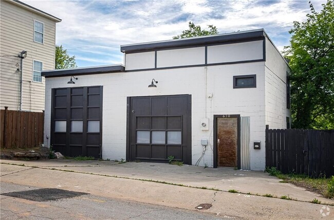 Building Photo - 670 Terry St SE Rental