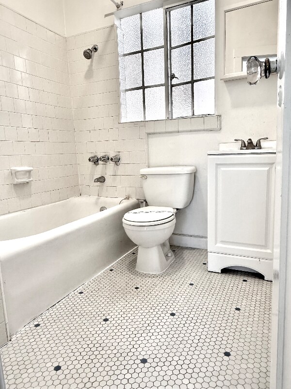 Photo - 2818 Telegraph Ave Unidad 26