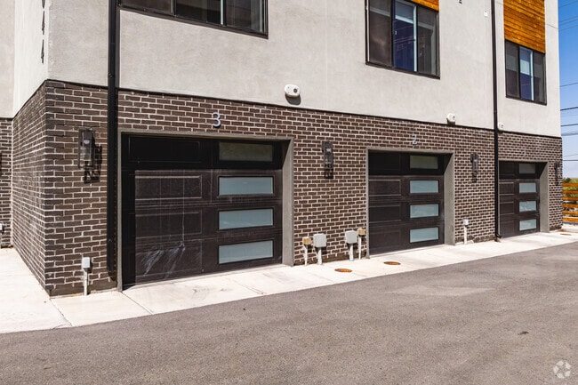 Cochera - 23 Views Townhome