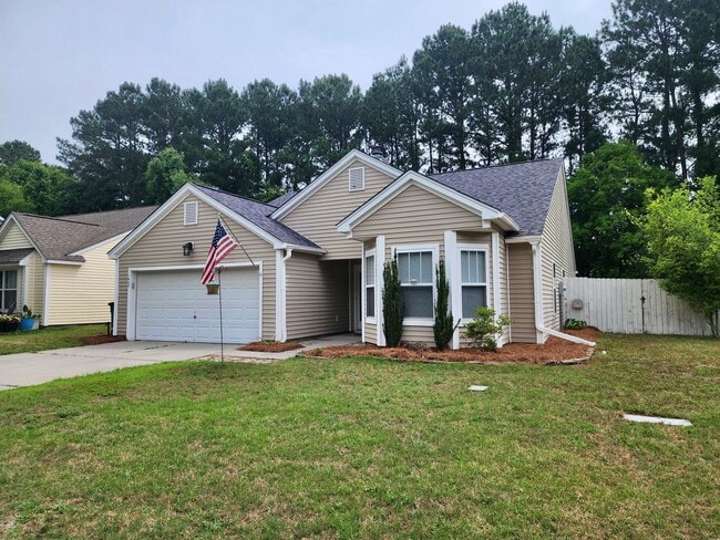 Spacious 3 bedroom with an outside oasis -... - Spacious 3 bedroom with an outside oasis -... House