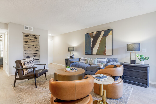 Sala de estar recientemente renovada - Spring Creek of Edmond Apartments