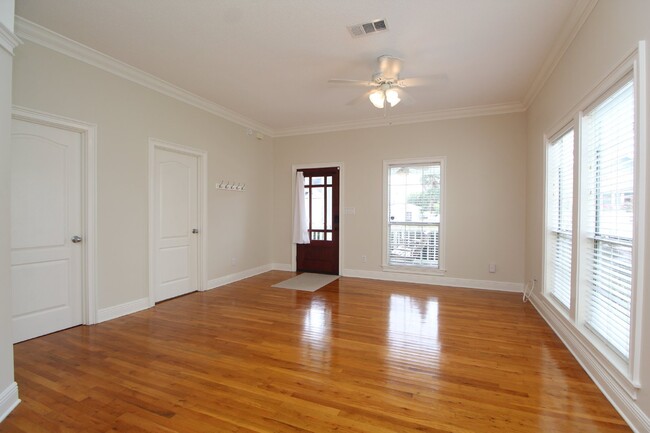 Photo - Charming Downtown 2BR/1BA Cottage – Hardwood Floors, Granite Kitchen, Front Porch, Fenced Backyar...