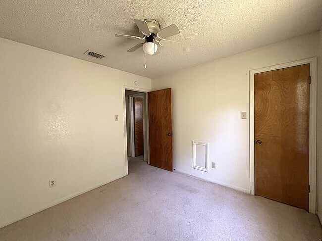 Photo - 2403 Phyllis Dr