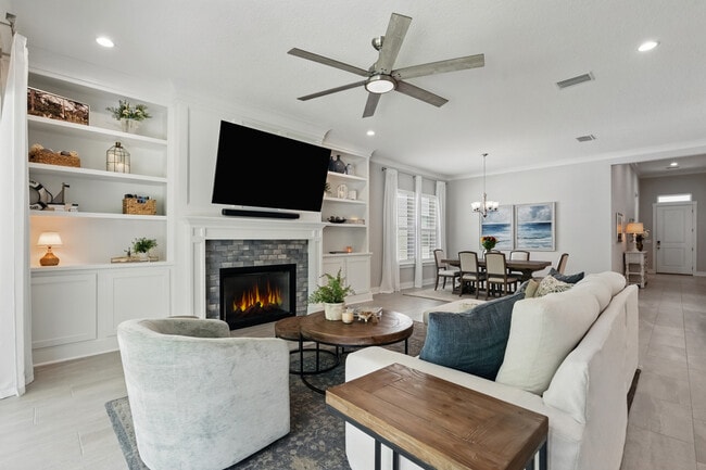 Salón abierto con chimenea y armarios empotrados a medida - 9918 Filament Blvd