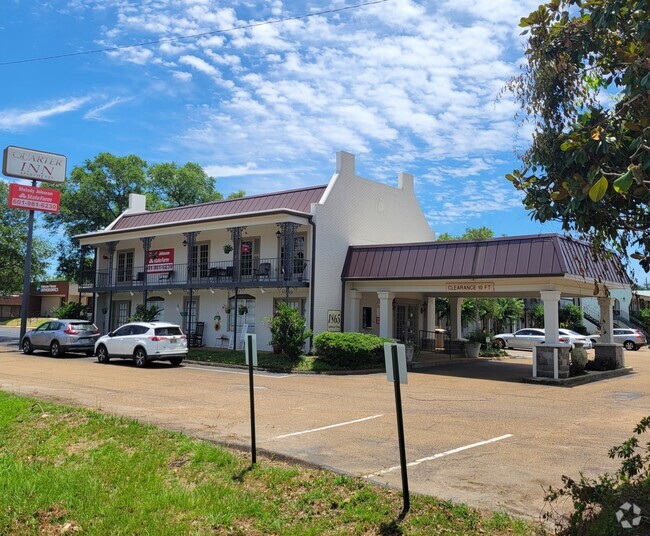 Building Photo - Quarter Inn Apartments