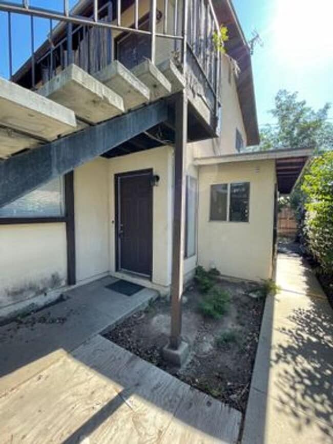 Building Photo - 726 S Locust St Unit C