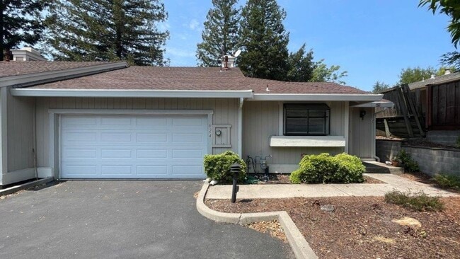 Building Photo - Walnut Creek 2 bedroom 2 bath townhome wit...