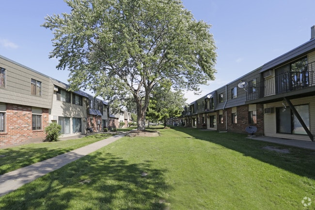 Courtyards - The Willows Apartments