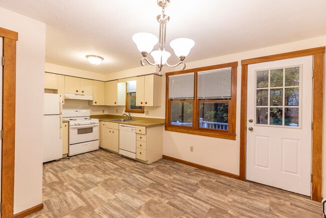 Kitchen - 37 Hollis St Rental