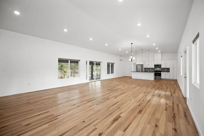 Photo - BEAUTIFUL Spacious Modern Grandview Single Level Home!