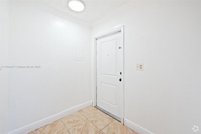 Building Photo - 130 SW 108th Ave Unit J1 Rental