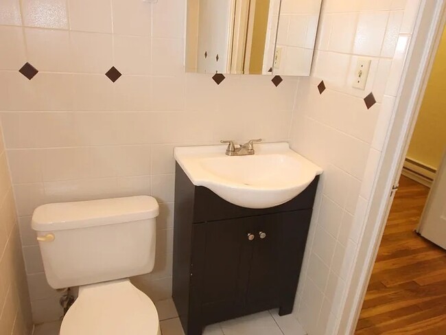 Photo - LONDON TERRACE APARTMENTS -- 014