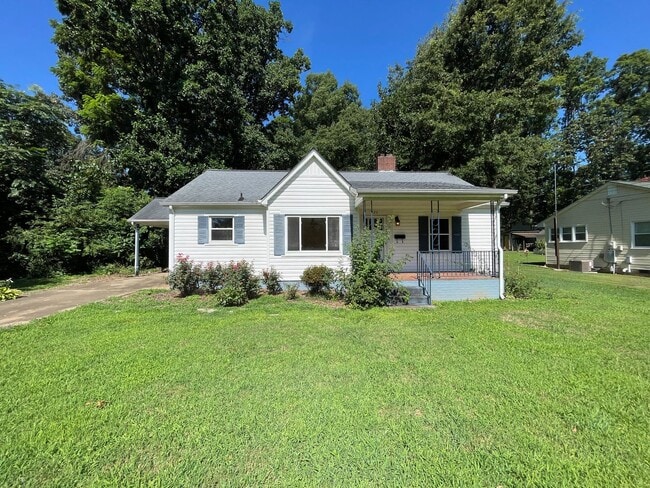 Building Photo - 3 bedroom 1 bathroom house available.   Pe...
