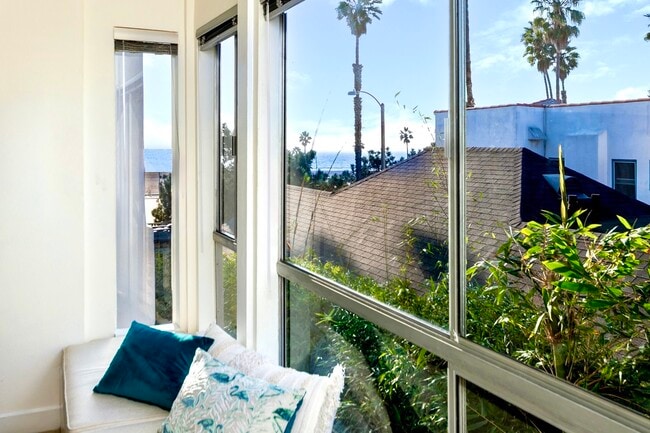 Vista lateral tranquila al océano enmarcada por palmeras y bambú - 2221 Ocean Ave Unidad 202