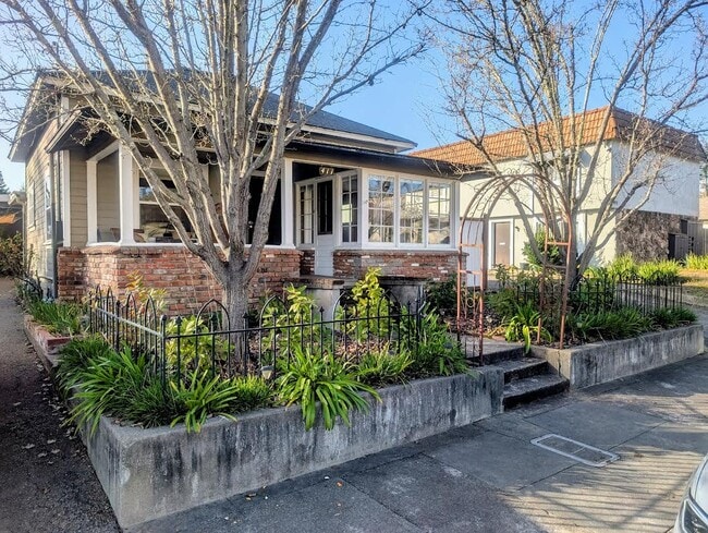 Building Photo - 411 1st St