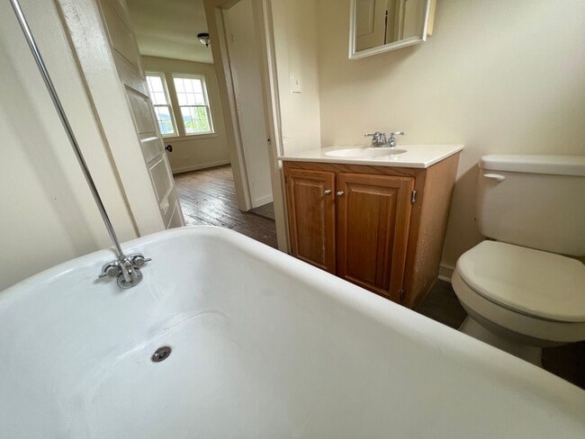407 9th St NW Unit B
