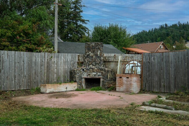 682 SW McFadden Ave