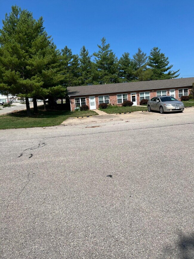 Building Photo - Ground Level 1 Bedroom Apartment in Salem!