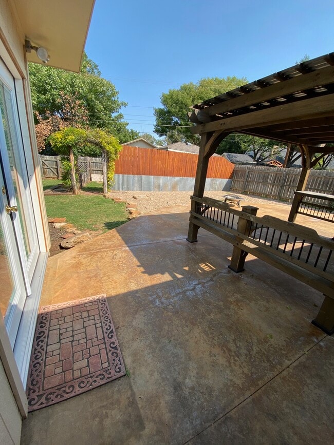 Photo - 2914 Hemlock Dr