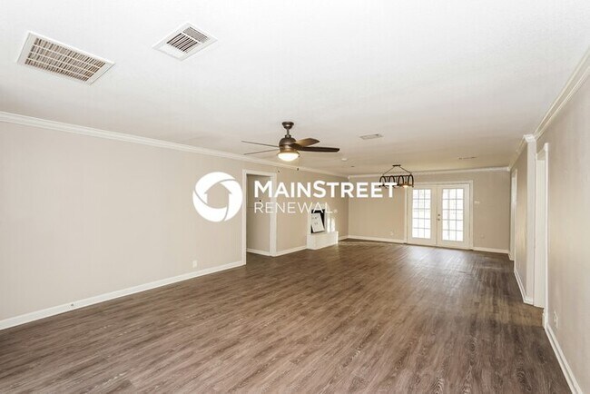 Photo - 3 Bedroom Pet-Friendly Home in North Richland Hills, TX with Main Street Renewal