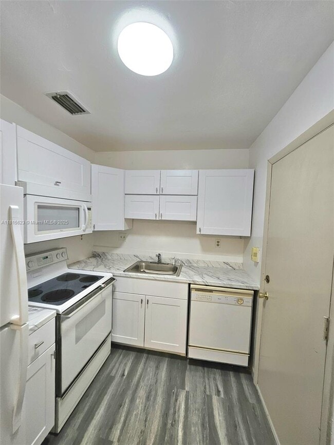 Building Photo - 3020 NE 16th Ave Unit 103A